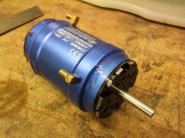 This soda can-sized motor for 1/5 scale R/C boats can output several thousand watts of power — but it spins at over 20,000rpm to do so.